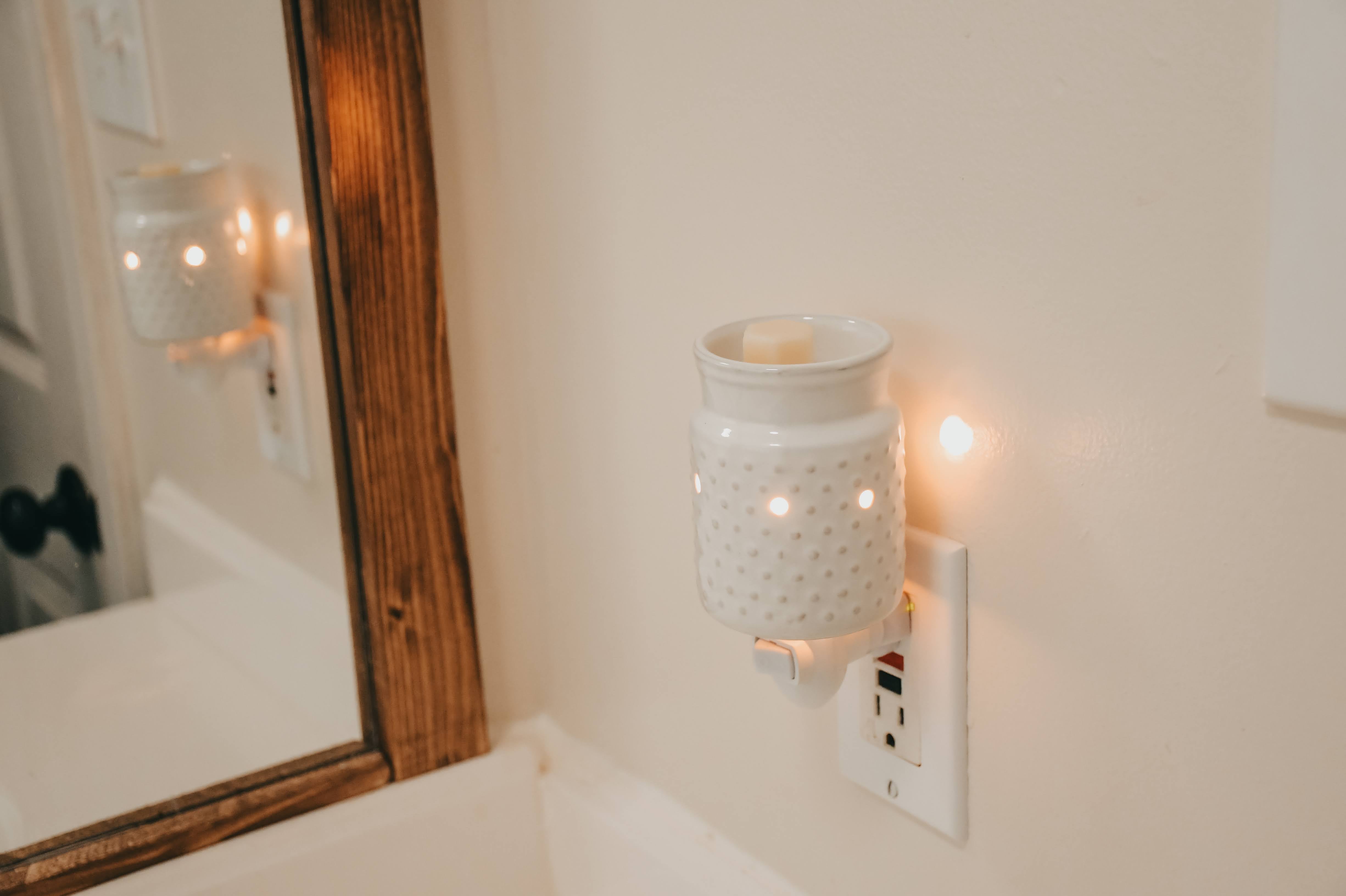 Classic White Hobnail Fragrance Warmer