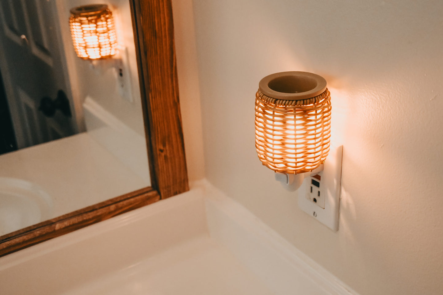 Rattan-Inspired Lantern Pluggable Wax Warmer